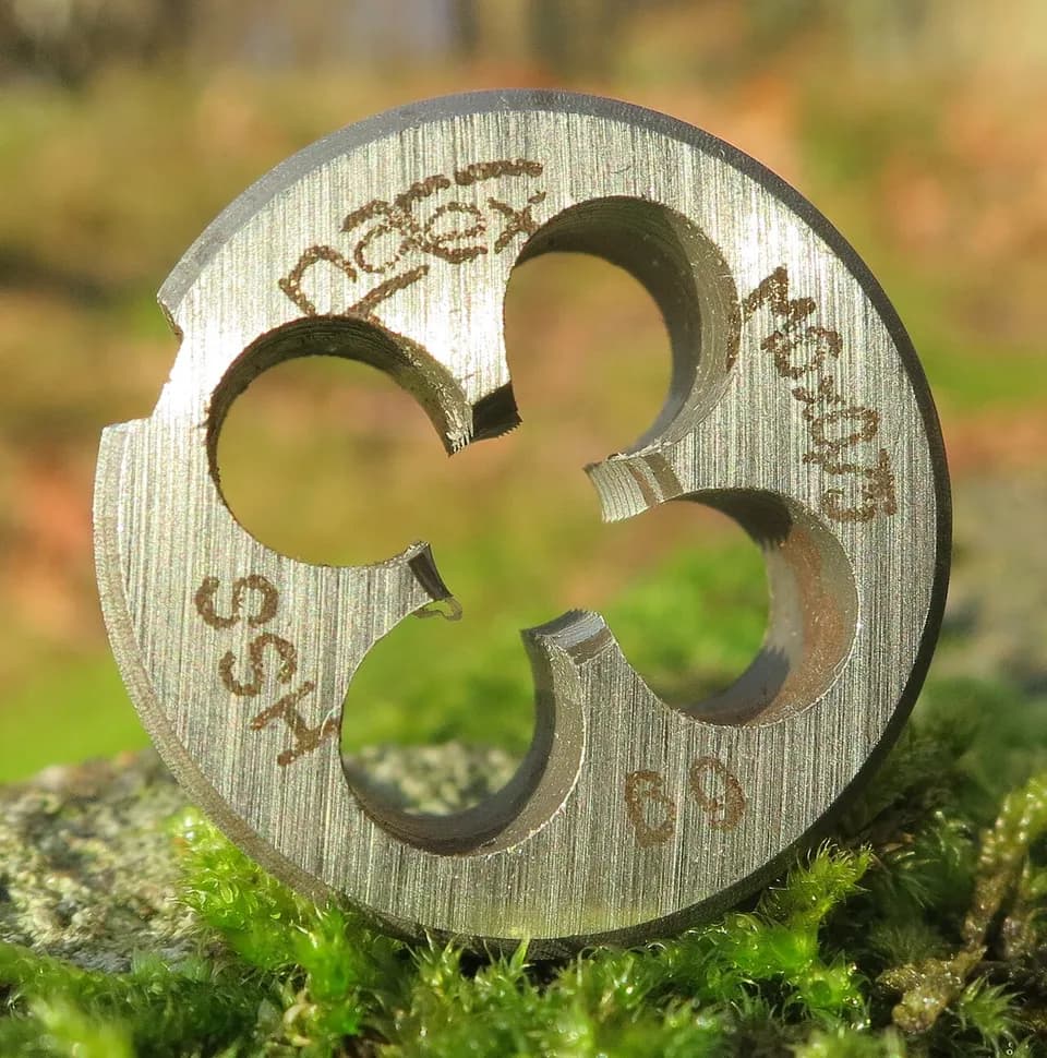 Круглая плашка из быстрорежущей стали M6 с маркировкой поля допуска 6g