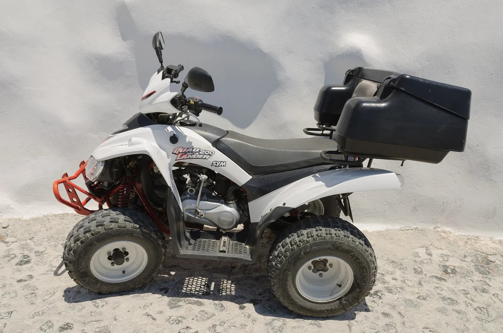 Квадроцикл SYM Quadlander 200 на улице острова