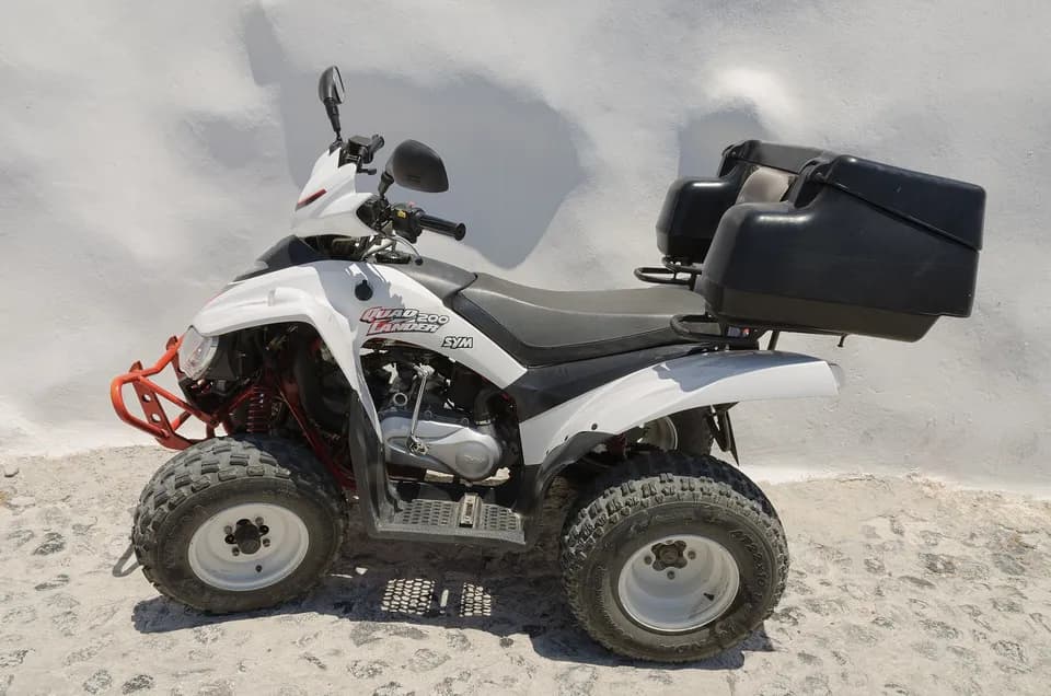 Квадроцикл SYM Quadlander 200 на улице острова