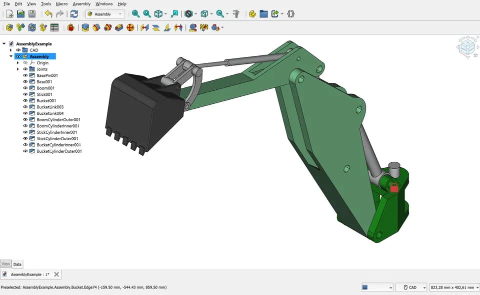 Окно FreeCAD 1.0 со сборкой механизма в верстаке Assembly и деревом компонентов слева