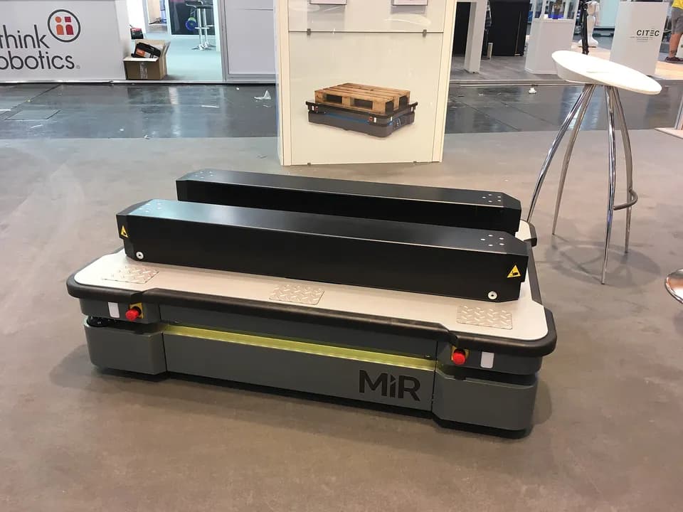 Автономная тележка MiR 500 с платформой для паллеты на выставочном стенде