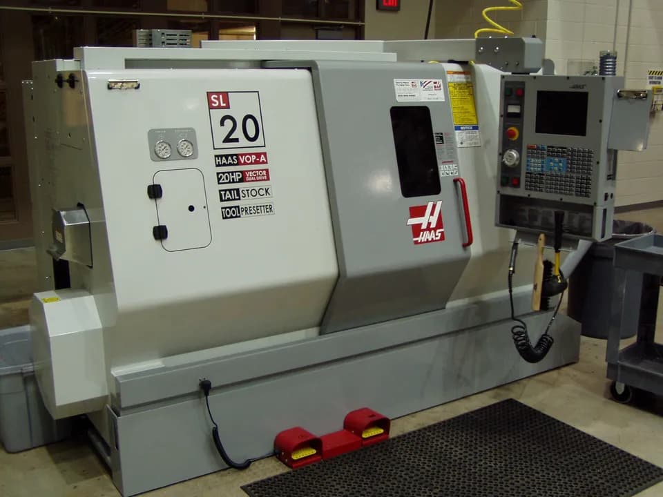 Токарный станок с ЧПУ Haas SL-20 с пультом управления в учебной лаборатории университета