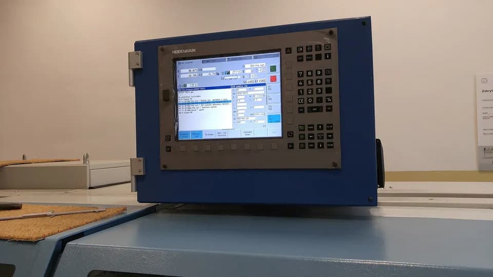 Стойка ЧПУ с экраном и клавиатурой на станке Masturn 50 CNC