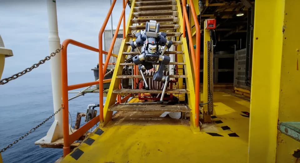 Четвероногий робот ANYmal X среди трубопроводов и оборудования на морской нефтегазовой платформе