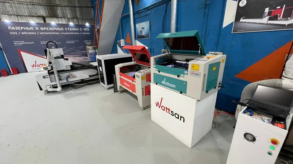 Волоконный станок для резки металла и CO2-станки Wattsan в демонстрационном зале