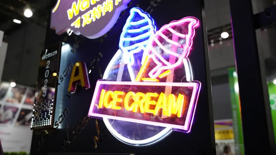 Светящаяся неоновая вывеска в виде мороженого с надписью Ice Cream на тёмном фоне