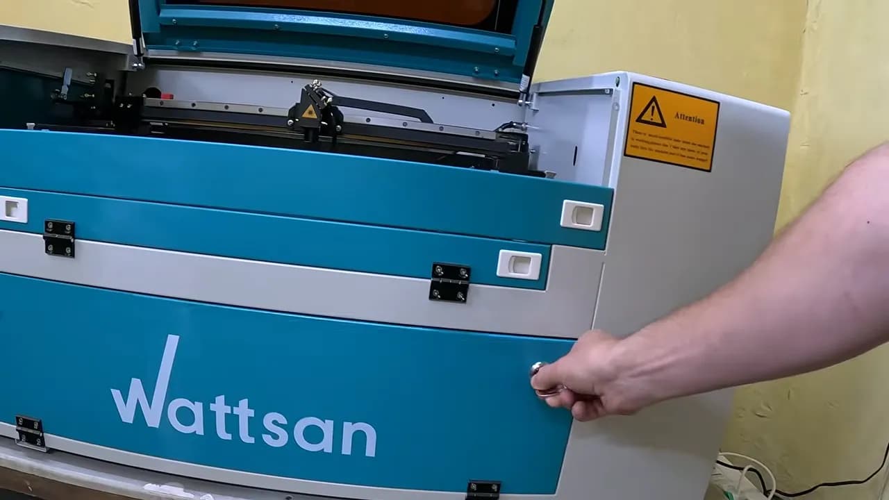 Лазерный станок с открытой крышкой, логотип Wattsan на корпусе