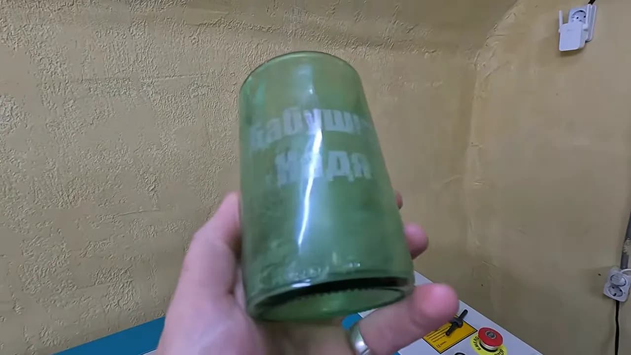 Зелёный стакан с именной гравировкой «Бабушка Надя»