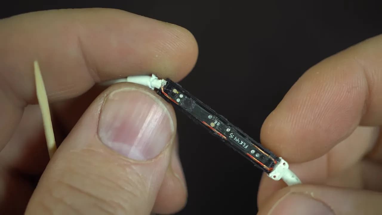 Плата микрофона из гарнитуры iPhone 5s на столе