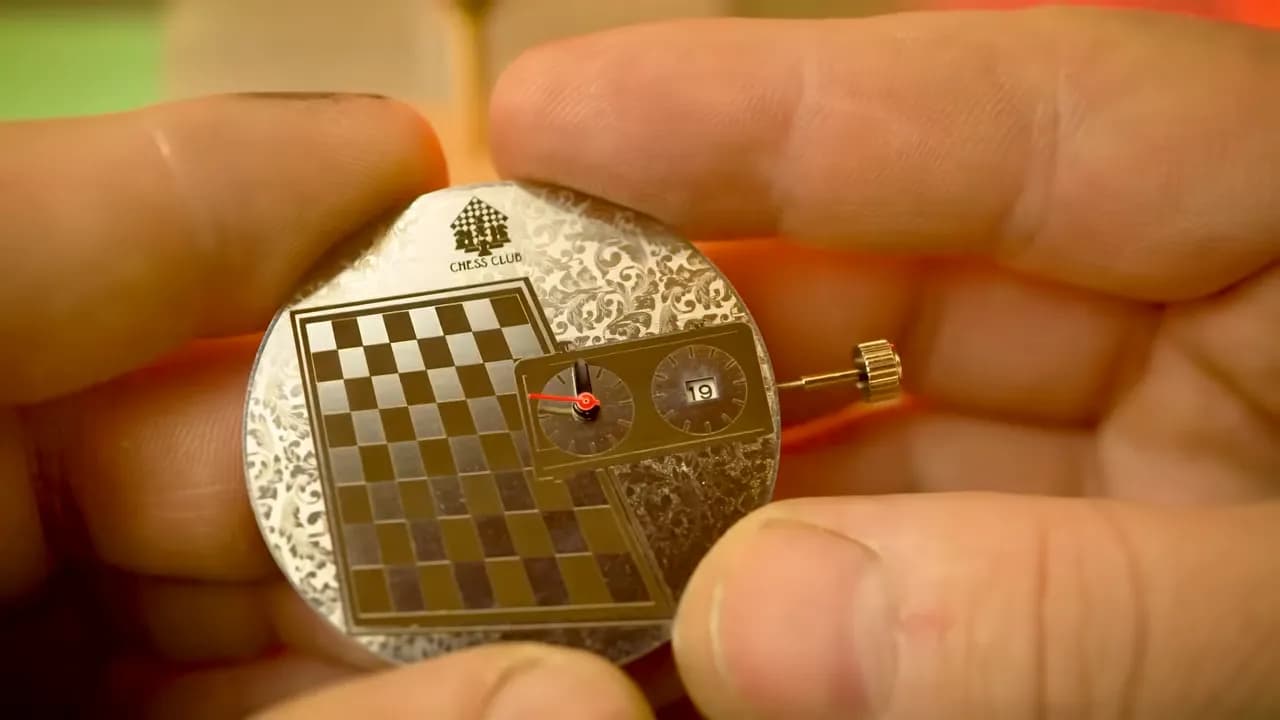 Циферблат с гравировкой «Chess club», шахматной доской и таймером