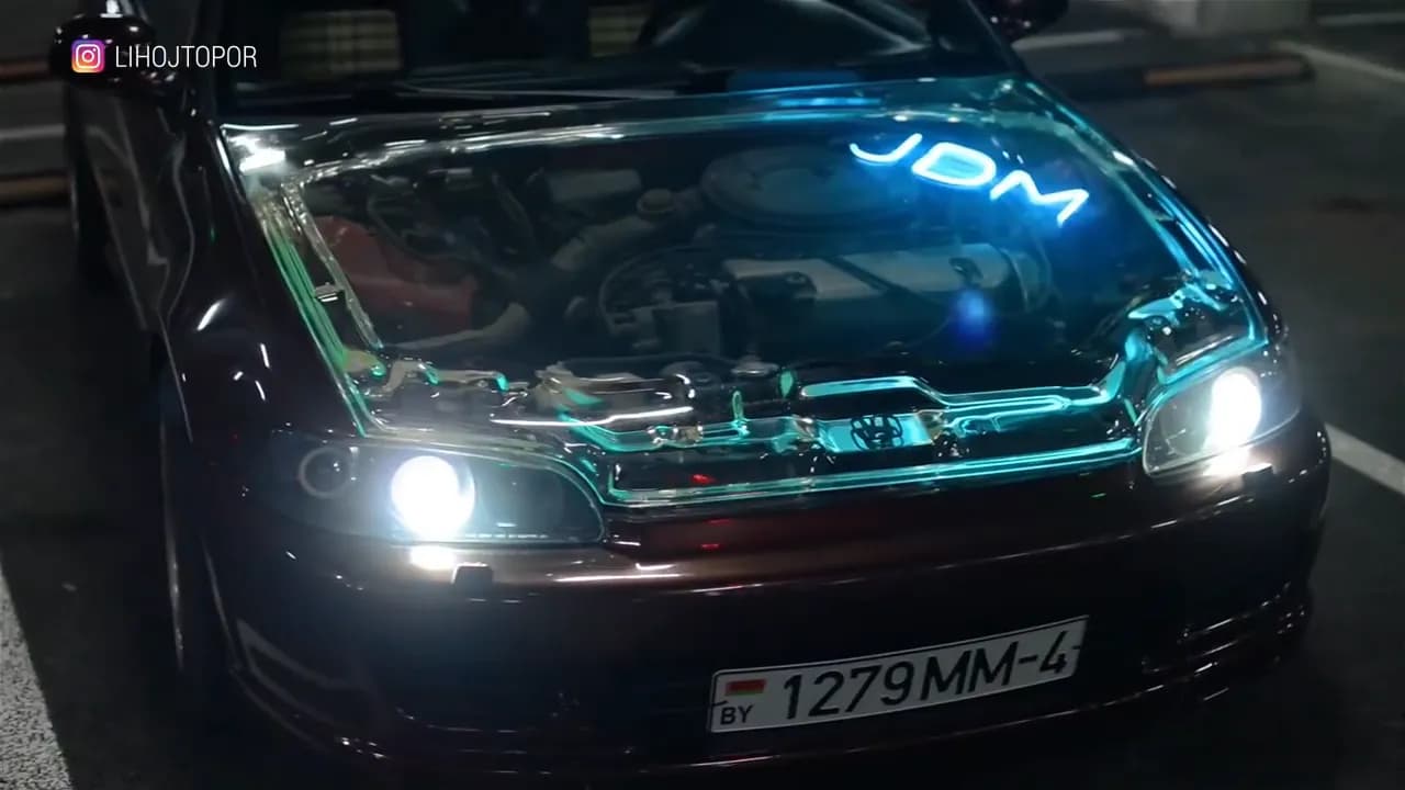 Готовый капот на машине с подсвеченной надписью JDM