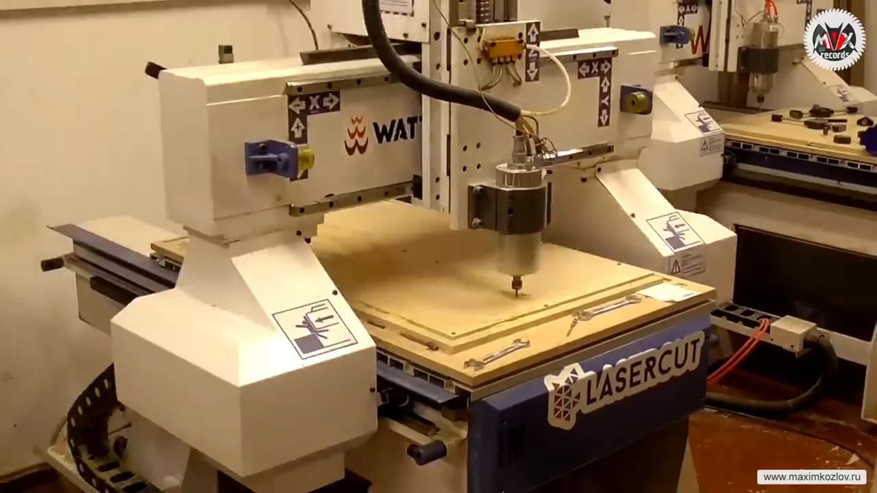 Фрезерный станок с надписью WATT на портале и шильдиком LASERCUT на основании