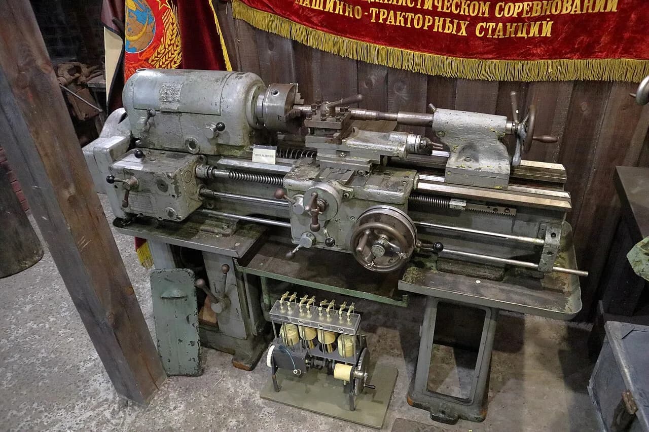 Советский токарный станок ТВ-320п на тумбах с коробкой подач и задней бабкой
