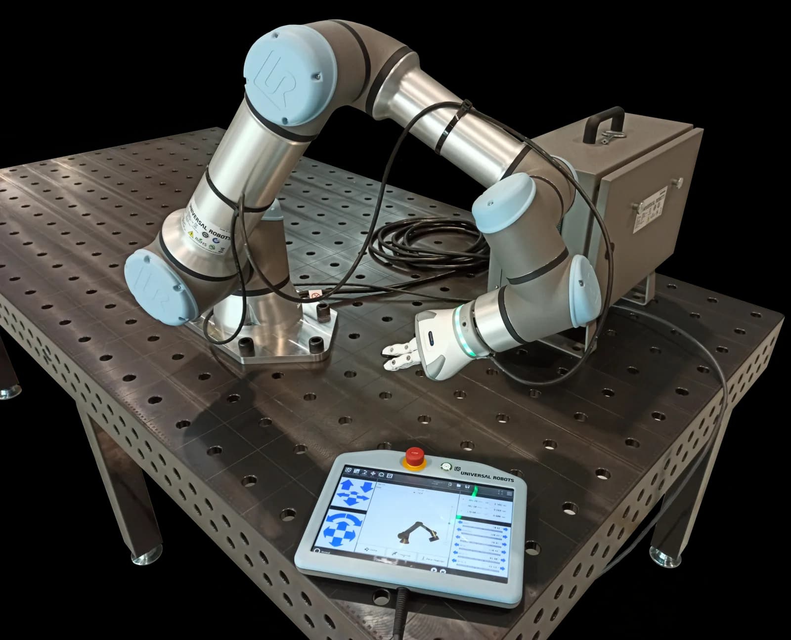 Коллаборативный робот Universal Robots UR16e на перфорированном столе с контроллером и пультом обучения
