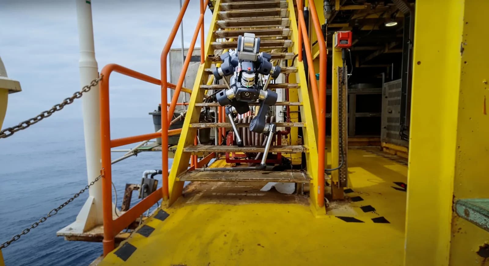 Четвероногий робот ANYmal X среди трубопроводов и оборудования на морской нефтегазовой платформе