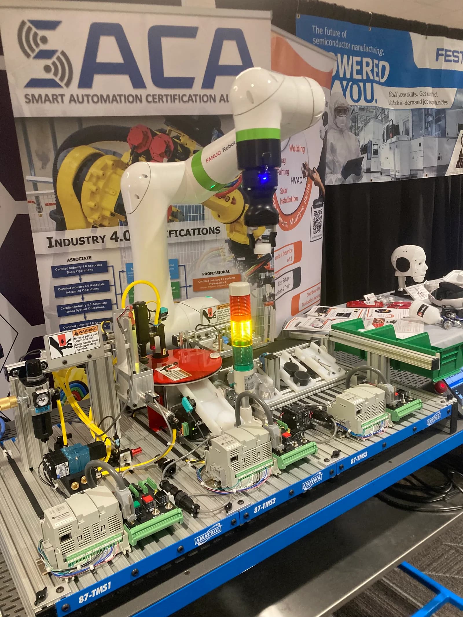 Кобот FANUC CRX-5iA с захватом на учебном стенде с конвейером, поворотным столом и датчиками