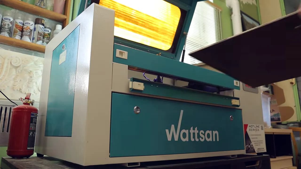 Настольный лазерный станок с логотипом Wattsan на бирюзовом корпусе